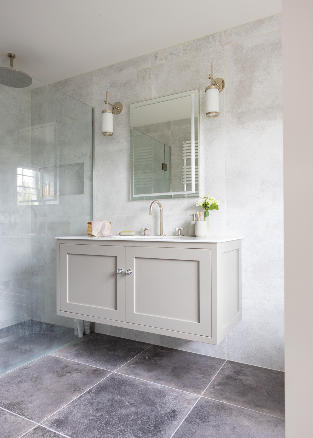 Master en-suite shower